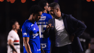 Artur Jorge reage à goleada sofrida pelo Cruzeiro e faz alerta sobre defesa