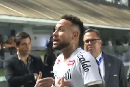 Neymar discute com torcedor após empate entre Santos e Recoleta