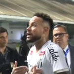 Neymar discute com torcedor após Santos x Recoleta