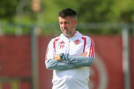 Pezzolano em treino do Inter antes de duelo com o Mirassol