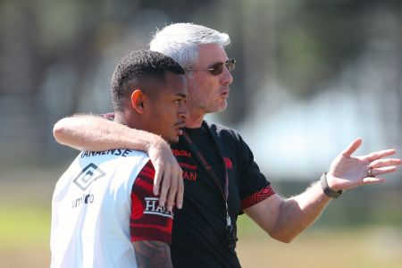 Odair Hellmann abraçado em Léo Derik, jogador do Athletico-PR