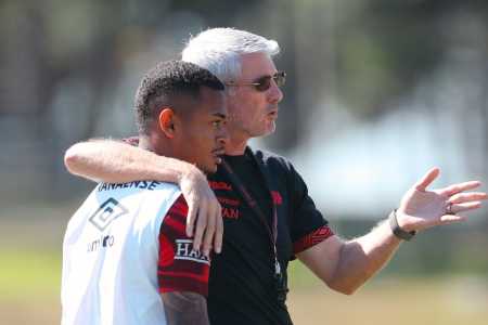 Odair Hellmann abraçado em Léo Derik, jogador do Athletico-PR