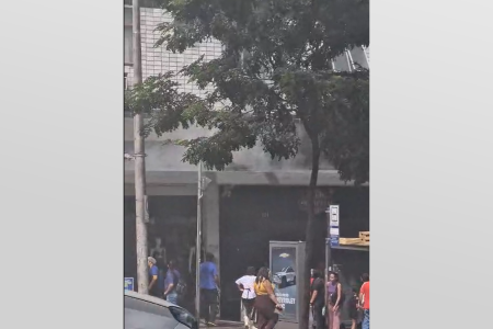 Imagens mostram fumaça saindo pelo restaurante no centro de BH
