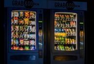 Adolescente faz brincadeira com canudo de máquina de comida e é preso em Singapura