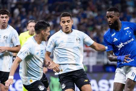 Gustavo Martins em disputa de bola pelo Grêmio contra o Cruzeiro