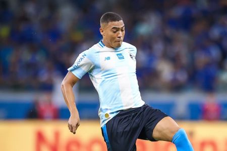 Carlos Vinicius em ação pelo Grêmio na derrota para o Cruzeiro