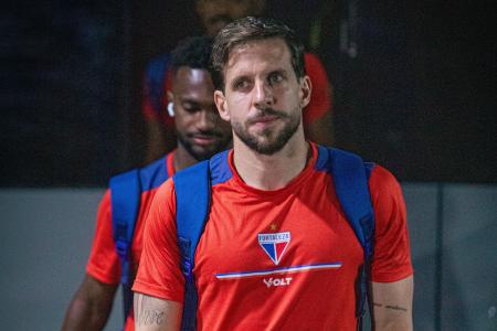 Volante Lucas Sasha antes de jogo do Fortaleza pela Copa do Nordeste