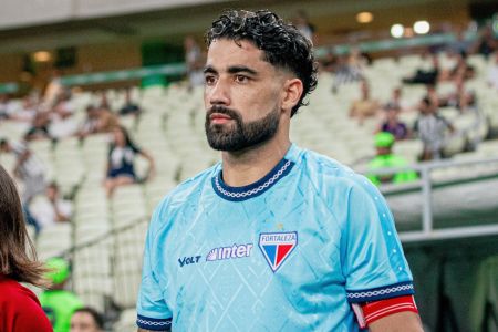 Zagueiro Brítez, capitão do Fortaleza, entra em campo para partida contra o Ceará