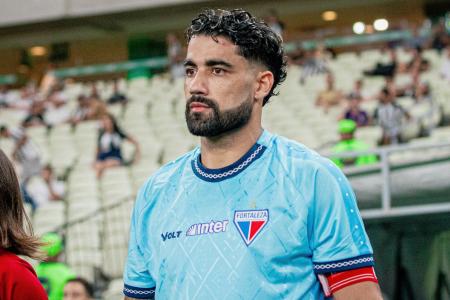 Zagueiro Brítez, capitão do Fortaleza, entra em campo para partida contra o Ceará