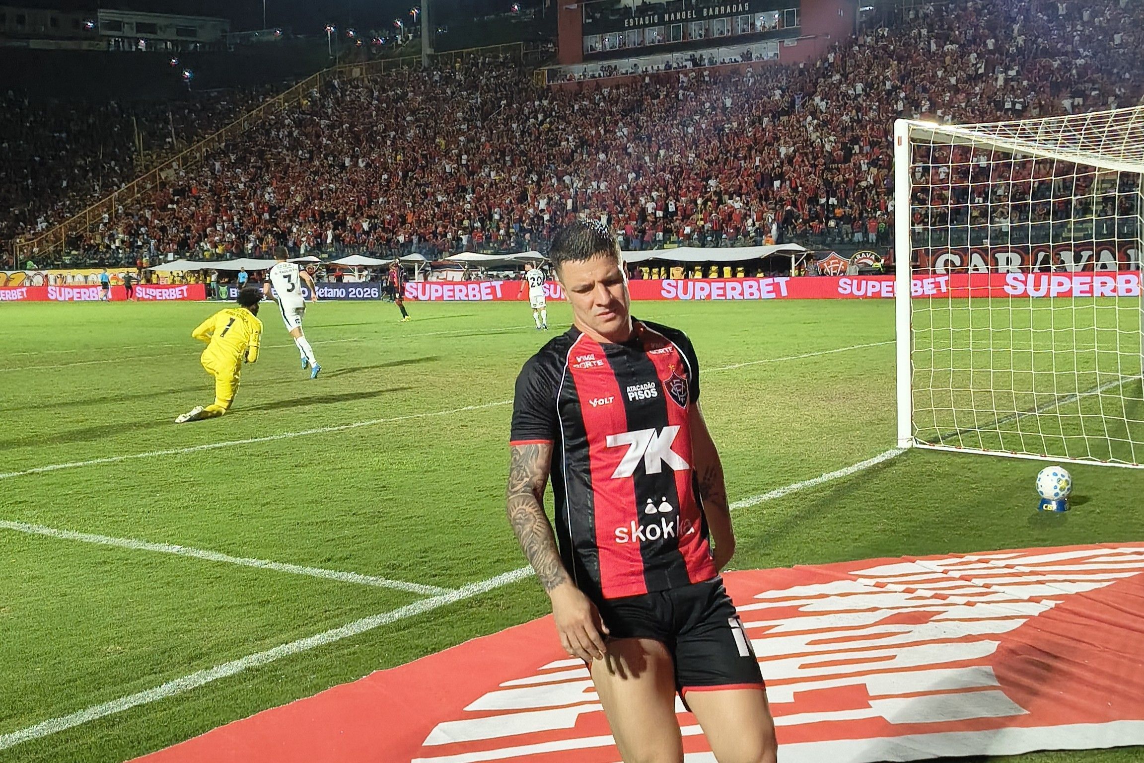 Titular do Vitória deixa campo lesionado no início do jogo contra Corinthians
