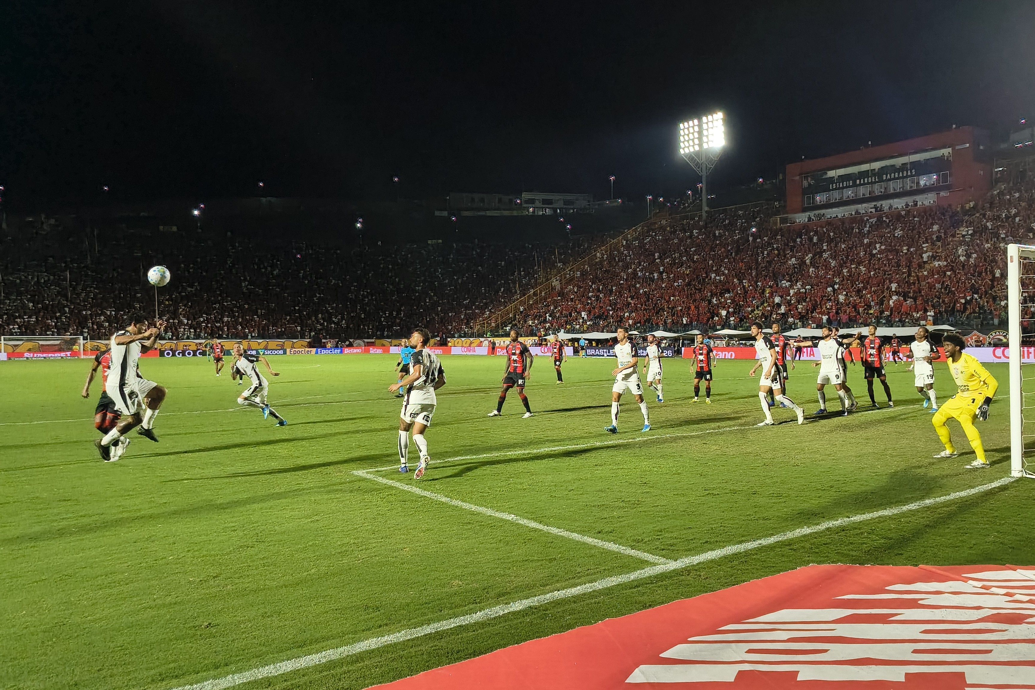 Vitória e Corinthians jogam mal e apenas empatam pelo Campeonato Brasileiro