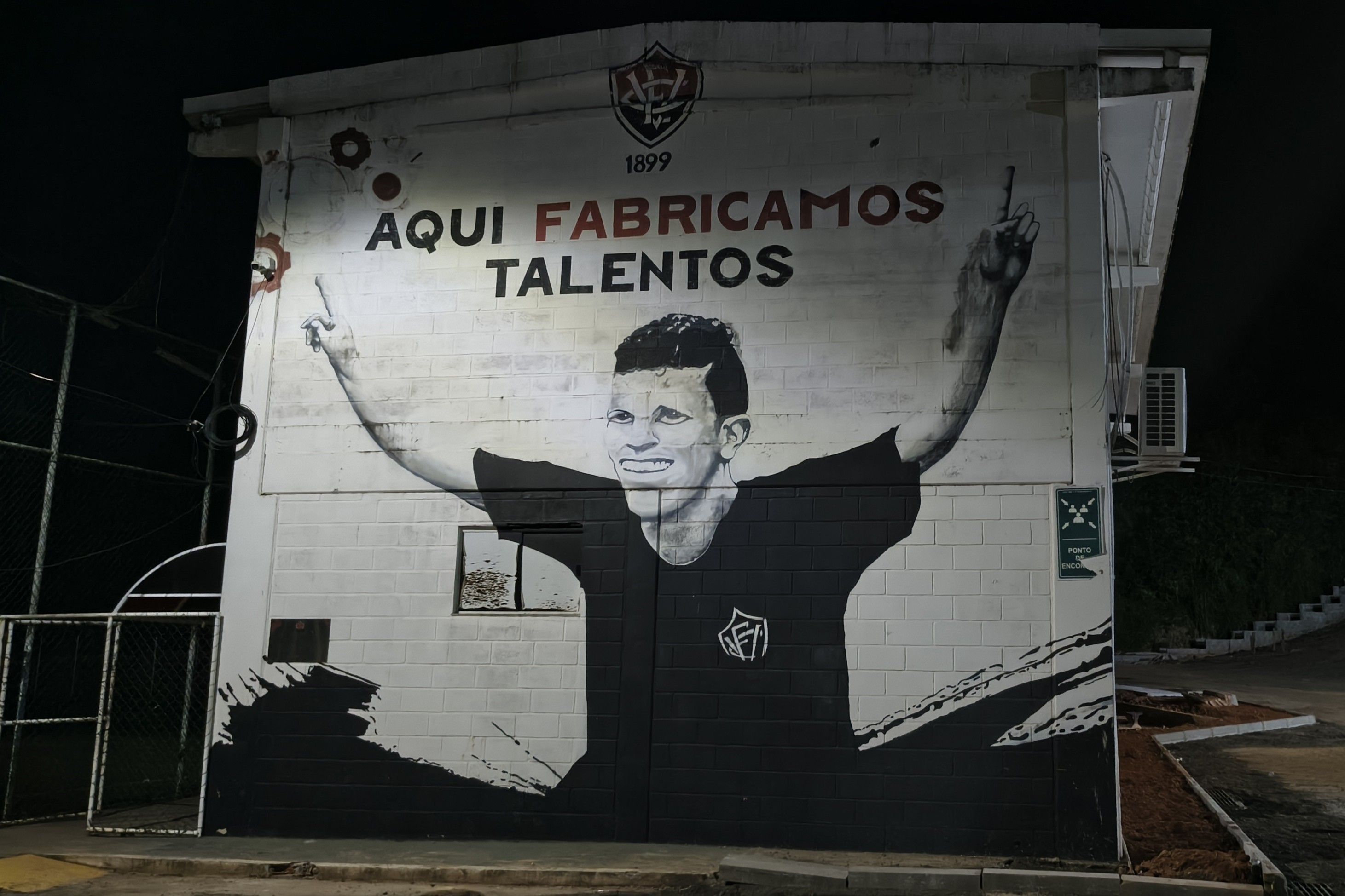Cria do Vitória, Gabriel Paulista volta ao Barradão após 13 anos e é homenageado