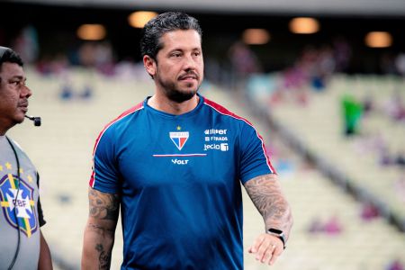 Técnico Thiago Carpini durante jogo entre Fortaleza e CRB, pela Copa do Brasil