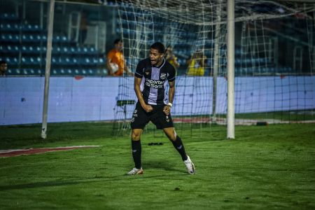 Giulio comemora primeiro gol como profissional