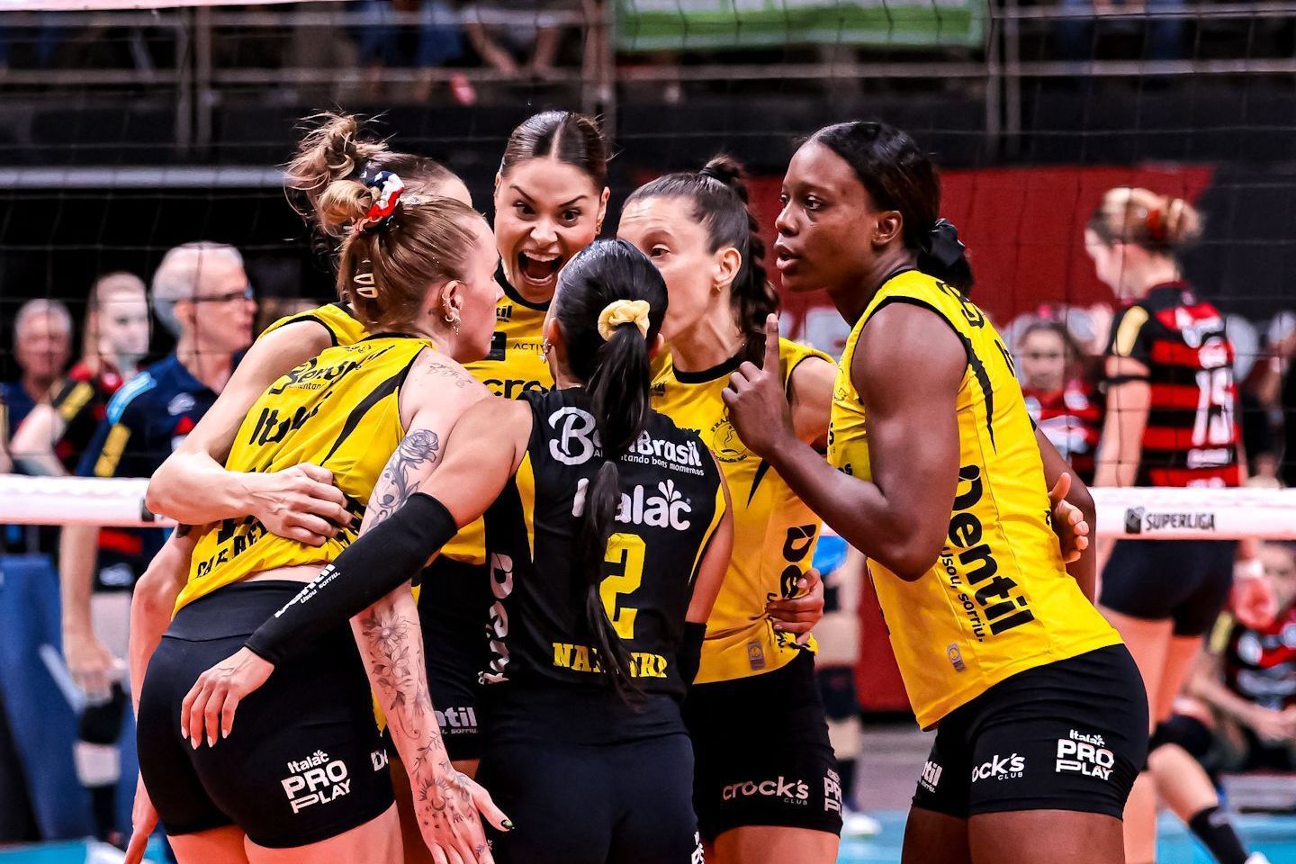 Praia bate Flamengo em jogaço e enfrentará Minas na final da Superliga Feminina
