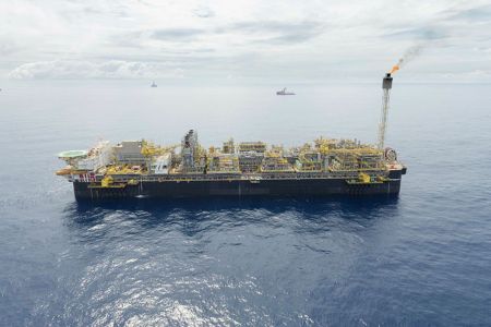 Navio FPSO P68 operando no pré-sal
