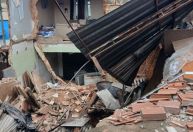 Casa desaba em Juiz de Fora e 15 moradores são resgatados