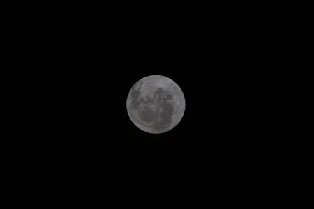 Foto mostra a bacia oriental da Lua