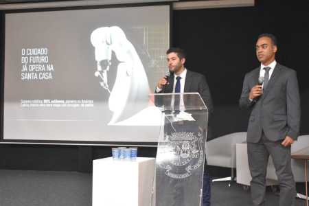 Igor Reis (esq) e Samuel Lopes (dir) cirurgiões de joelho que coordenam o projeto na Santa Casa • Santa Casa de Juiz de Fora/Ascom