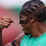 Atacante do Fluminense aparece de máscara em treinamento; entenda