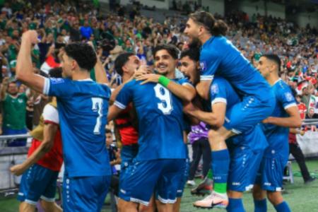 Jogadores iraquianos comemoram o gol da classificação para a Copa