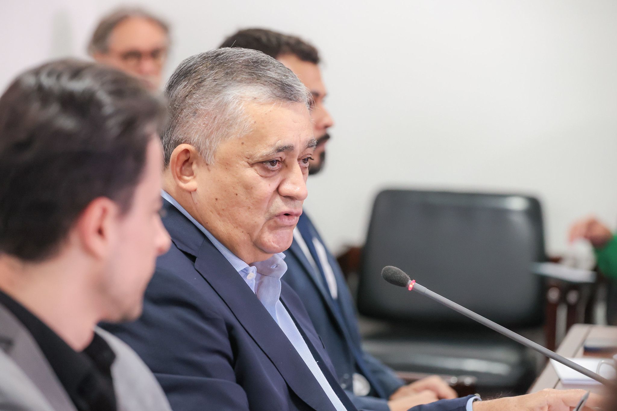 Ministro sugere elevar endividamento do país para 'salvar economia popular'
