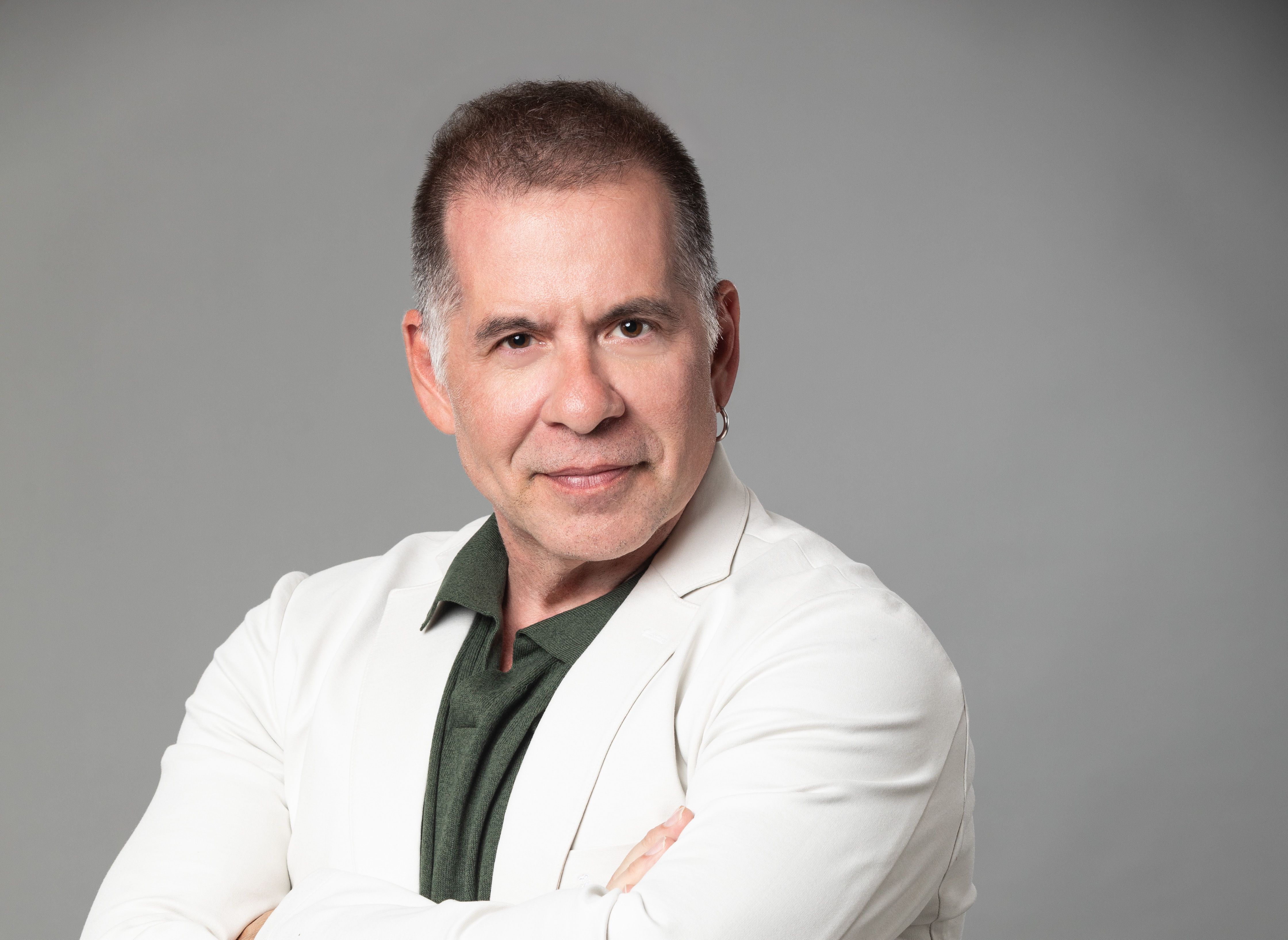 Leandro Hassum quebra protocolo e manda recado para Tadeu Schmidt na Record