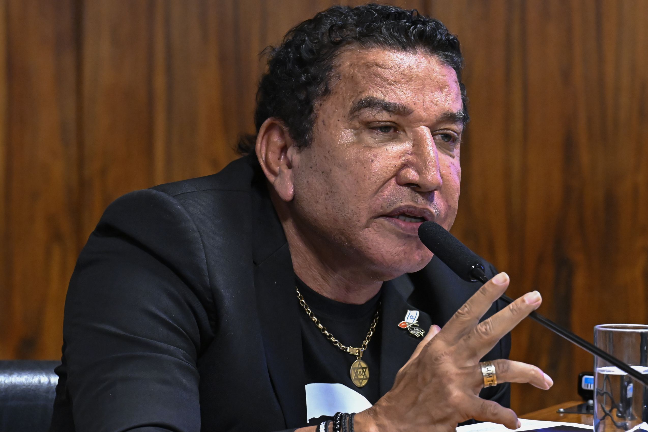 Magno Malta passa mal a caminho do Senado e é internado em Brasília