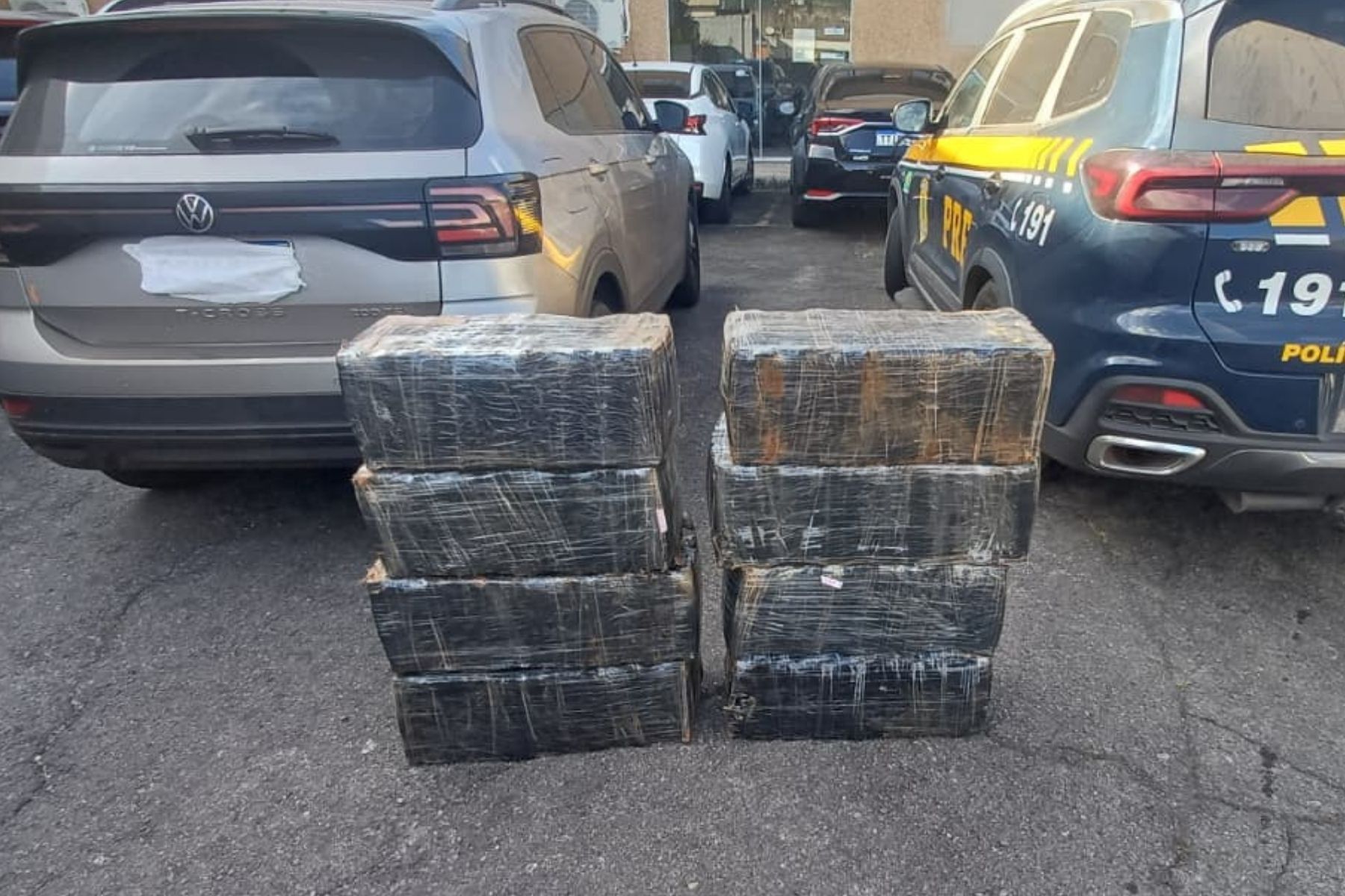 PRF apreende carregamento com mais de 230 kg de maconha na Zona da Mata