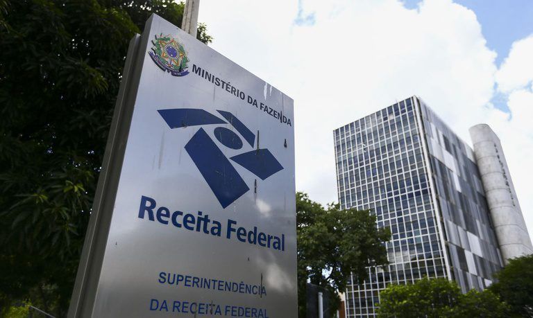 Receita desmente fake news sobre monitoramento de Pix e envio de mensagem