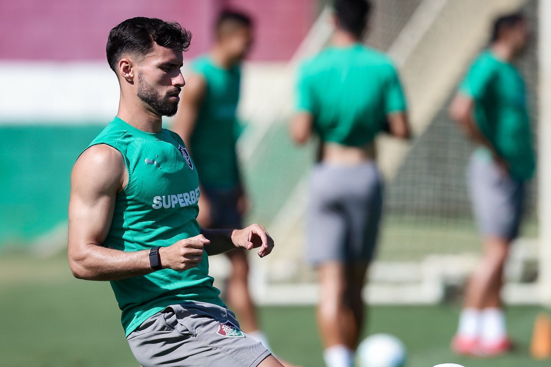 Titular do Fluminense sente lesão na coxa no início de jogo da Copa do Brasil e preocupa