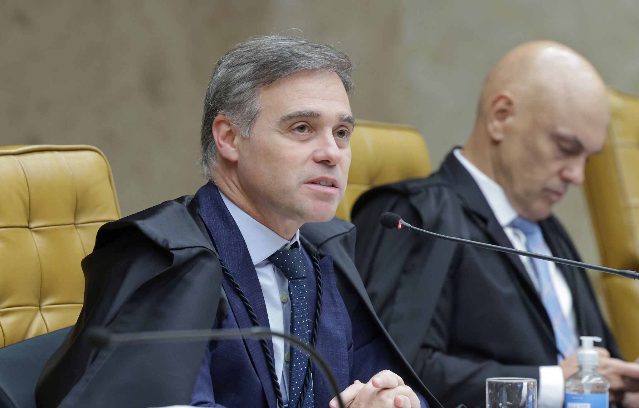 Mendonça manda retirar vídeo feito com IA que associa Flávio Bolsonaro a Daniel Vorcaro