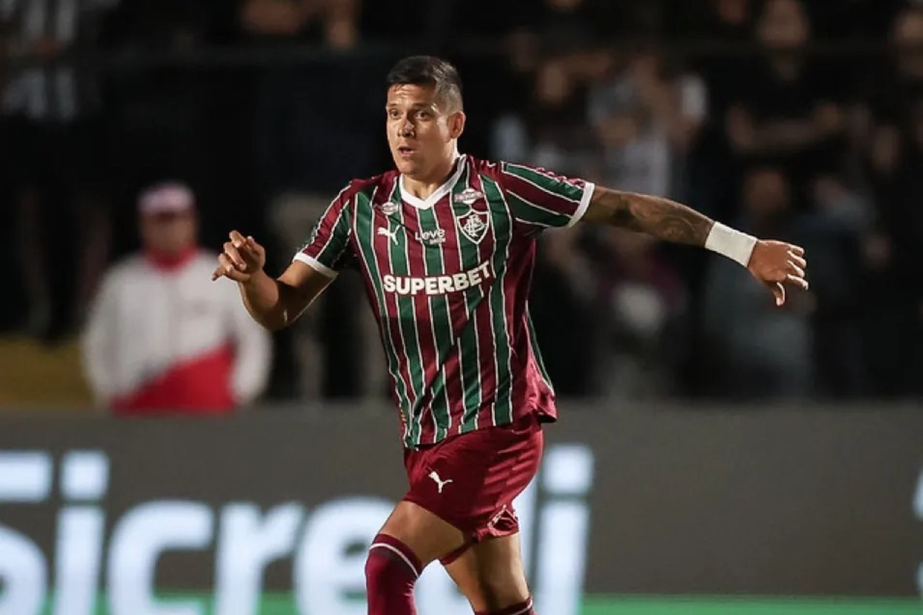 Zagueiro do Fluminense celebra estreia pelo clube após mais um de um mês