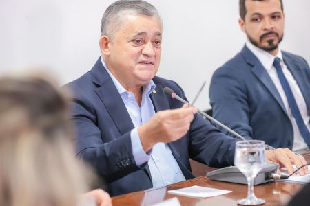 O ministro das Relações Institucionais, José Guimarães