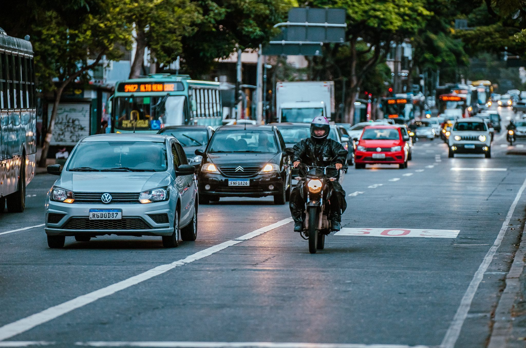 Damião oficializa faixa azul exclusiva para motocicletas em Belo Horizonte