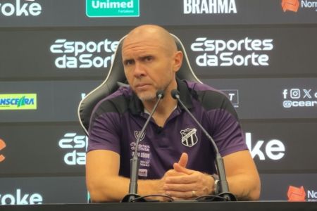 Técnico Mozart durante entrevista coletiva após a partida entre Atlético e Ceará