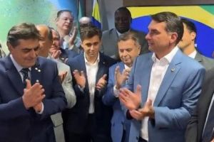 Ao lado de Flávio, Nikolas pergunta Domingos Sávio sobre impeachment de ministros do STF