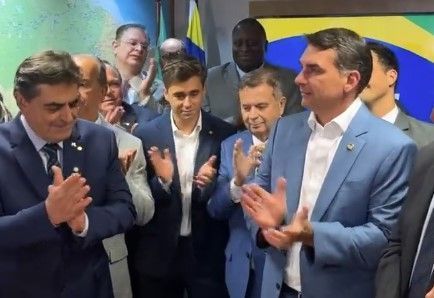 Ao lado de Flávio, Nikolas pergunta Domingos Sávio sobre impeachment de ministros do STF