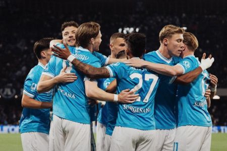 Napoli comemora vitória sobre Cremonese