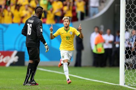 Neymar comemora gol contra Camarões, na Copa de 2014