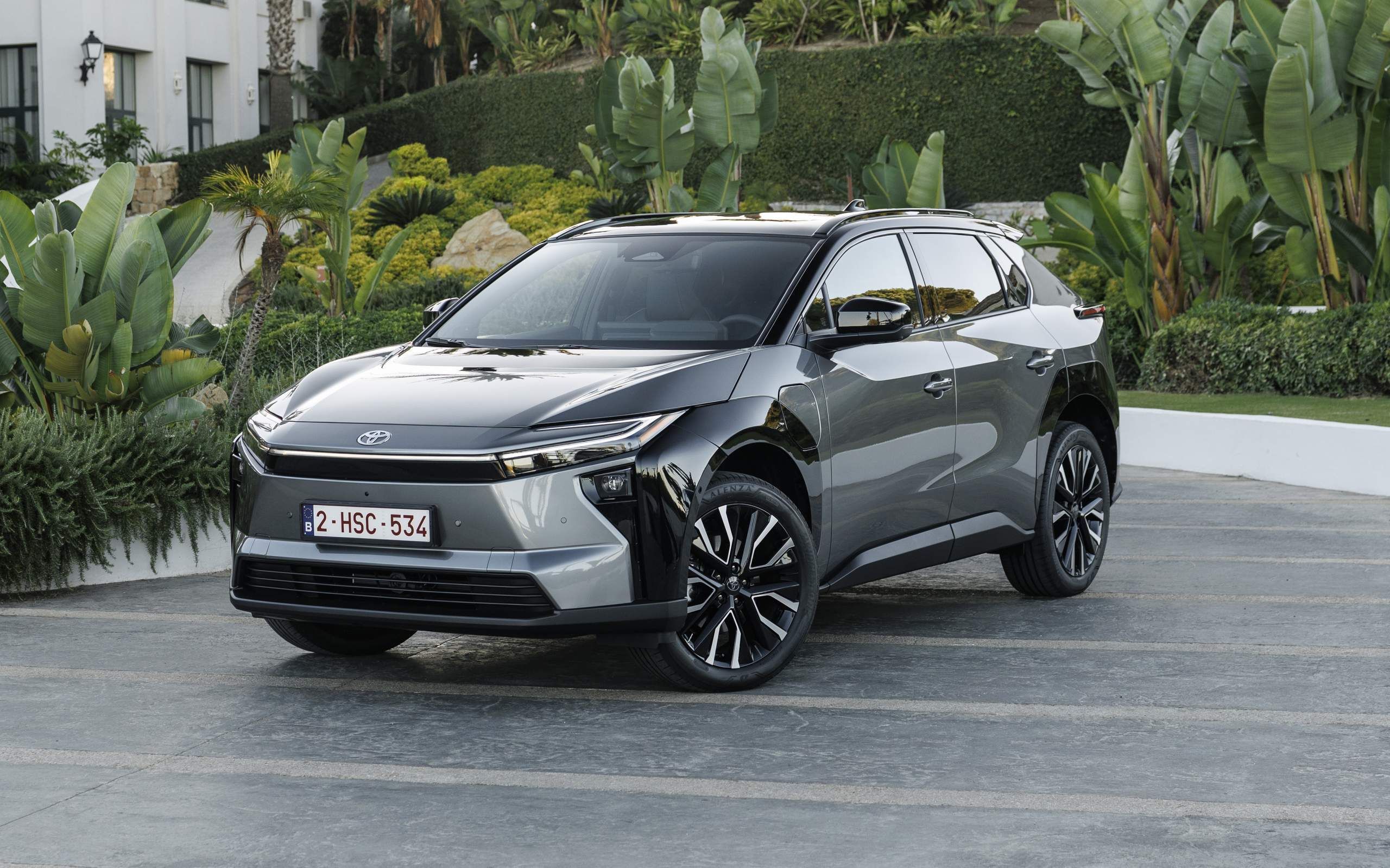SUV elétrico da Toyota será vendido no Brasil com tração 4x4 e 343 cv