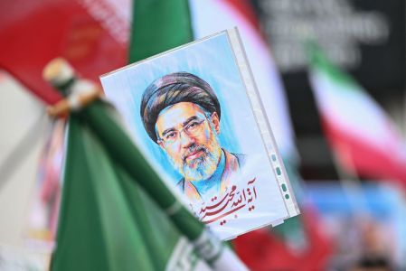 Um manifestante segura um retrato do recém-nomeado líder supremo do Irã, o aiatolá Mojtaba Khamenei.