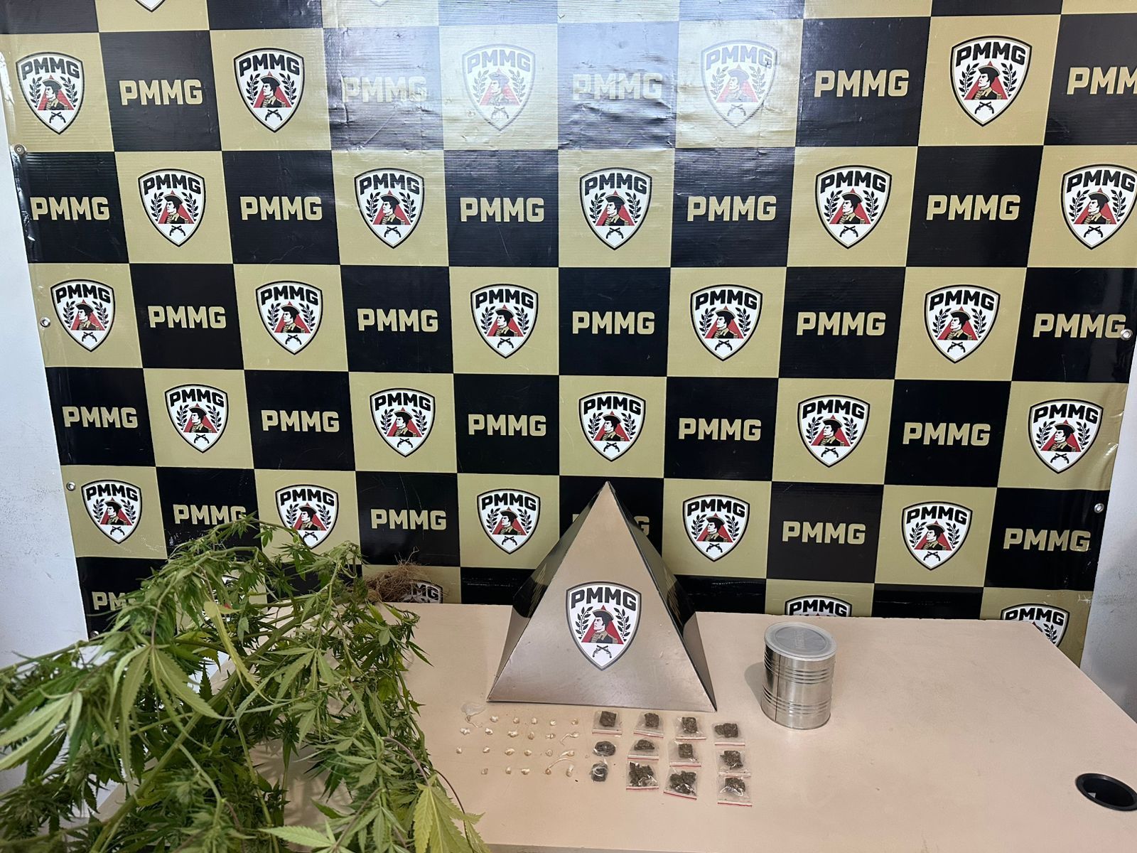 PM apreende intopercentes prontos para comercialização em Bocaiuva