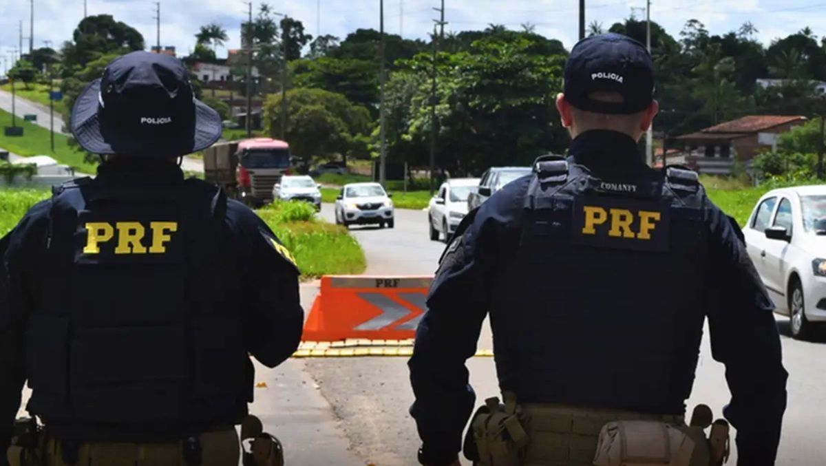Carreta tomba e espalha amido de milho na BR-262 na saída para Semana Santa