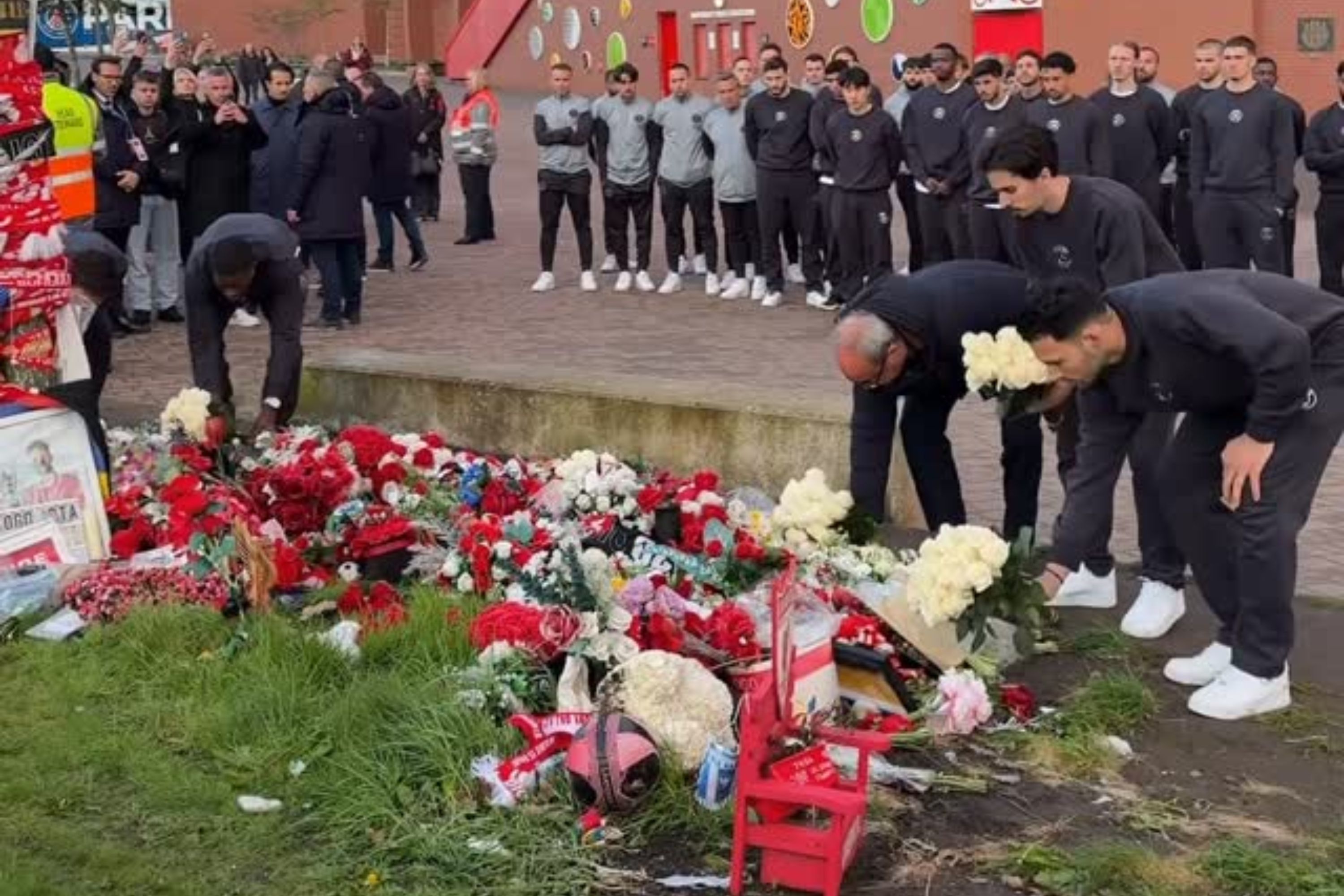 Delegação do PSG presta homenagem a Diogo Jota e irmão antes de duelo com Liverpool
