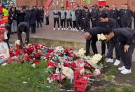 Delegação do PSG presta homenagem a Diogo Jota e irmão antes de duelo com Liverpool