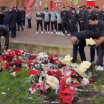 Delegação do PSG presta homenagem a Diogo Jota e irmão antes de duelo com Liverpool