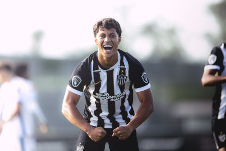 Ian Ângelo, atacante do Atlético, celebra gol em goleada sobre o Minas Boca