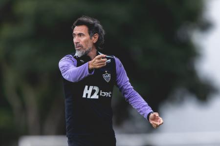 Técnico Eduardo Domínguez no comando do treino do Atlético