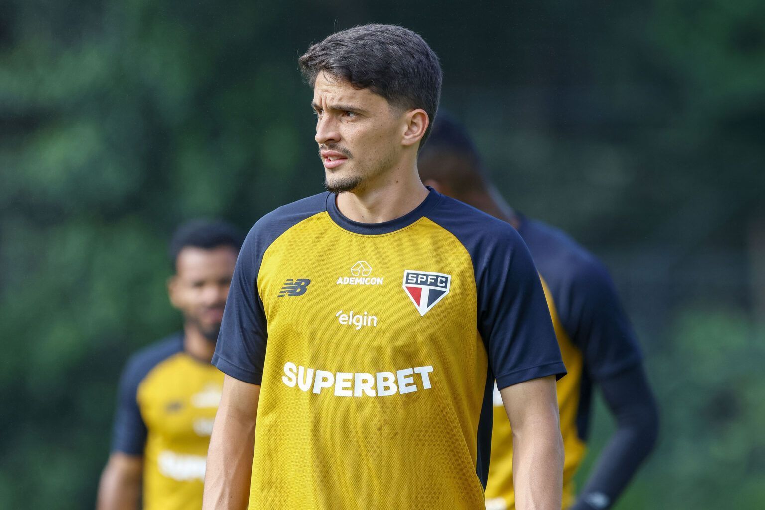 Jogador do São Paulo conclui cirurgia para corrigir fraturas na face